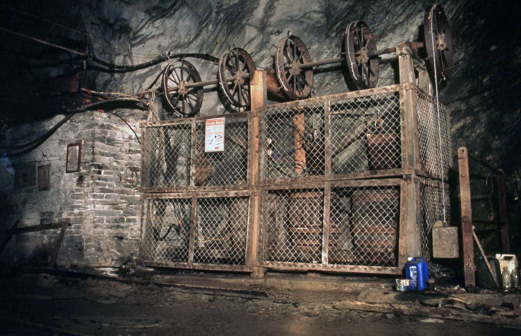 Brine resistor Floor B Maenofferen 1991, submitted by Dickie Bird on 14-03-2026.
© Richard Bird Brine resistor Floor B Maenofferen 1991